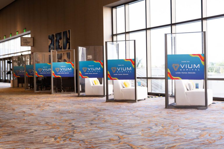 The premier Chicago event photography team for conferences, trade shows, networking events, brand launches, galas and more.